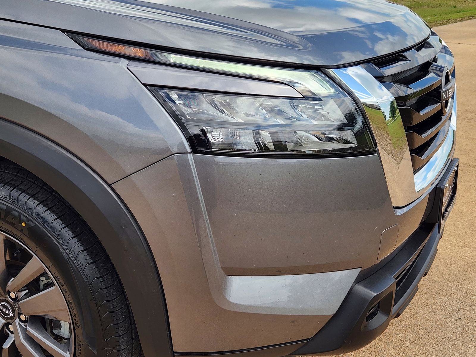 2023 Nissan Pathfinder SV