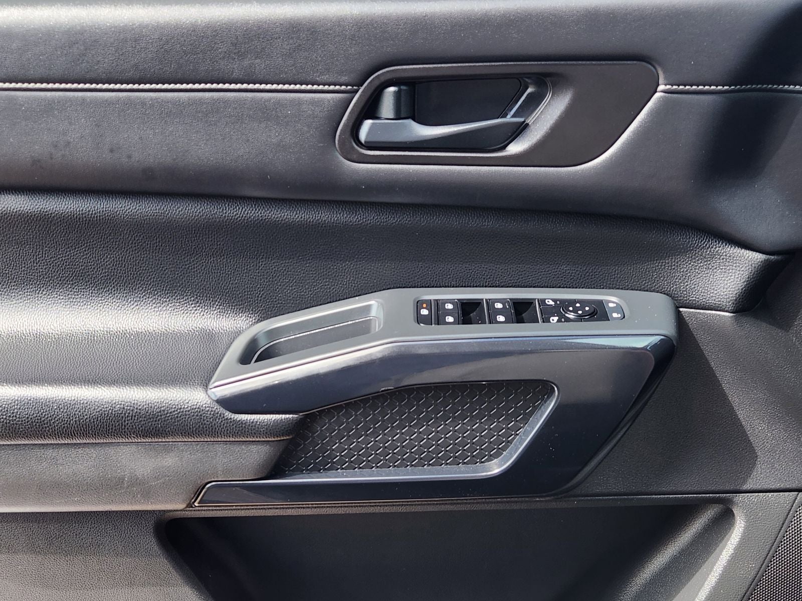 2023 Nissan Pathfinder SV