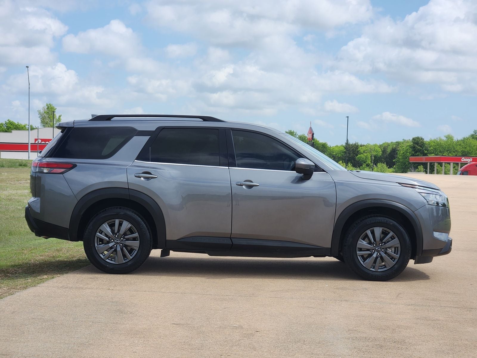 2023 Nissan Pathfinder SV