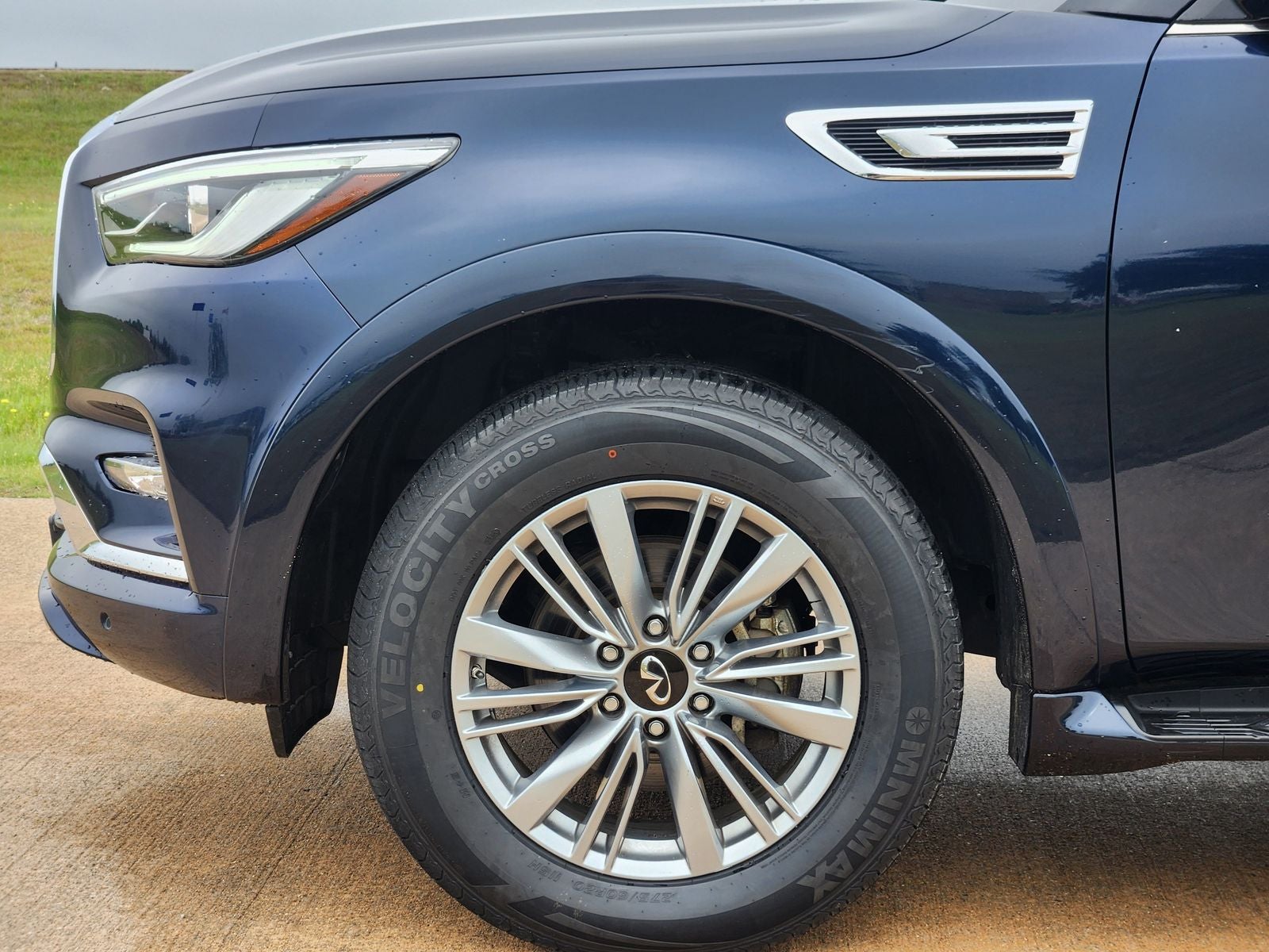 2024 INFINITI QX80 LUXE